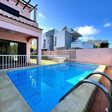 מלון Stylish With Pool By Homing