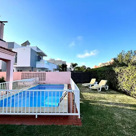 מלון Stylish With Pool By Homing 4*